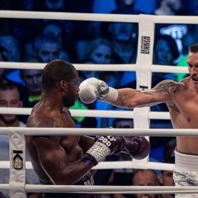 Daniel Dubois (lijevo) i Oleksandr Usyk (desno)