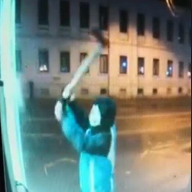 Mario Horvat je svojevremeno sjekirom razbijao izloge u Vlaškoj