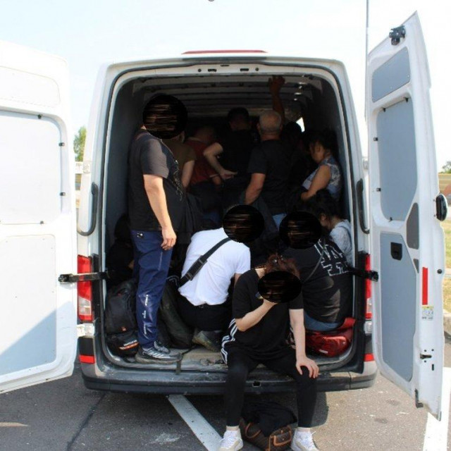 Kineski državljani u kombiju