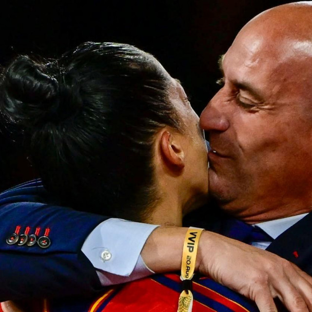 Luis Rubiales ljubi Jenni Hermoso