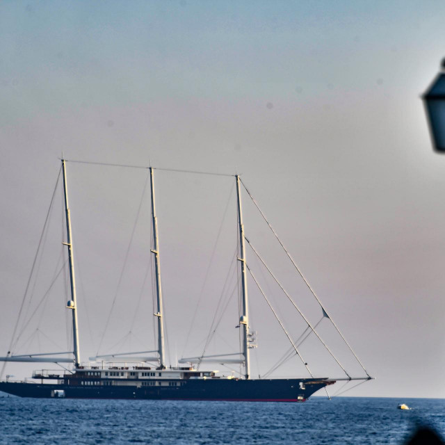 Jahta Kora usidrena pred Dubrovnikom