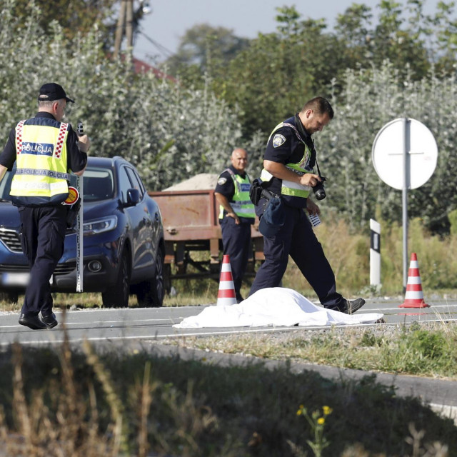 Bizovac, 220823.
Prometna nesreca na cesti Osijek - Nasice u kojoj je smrtno stradao pjesak, nakon naleta kamiona.
Na fotografiji: policijski ocevid prometne nesrece.