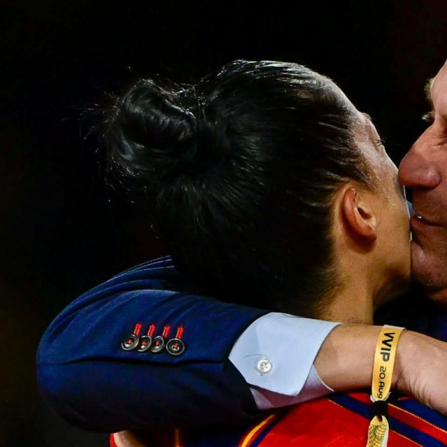 Luis Rubiales ljubi Jenni Hermoso