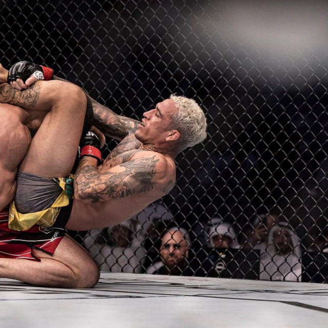 Islam Makhachev (lijevo) vs. Charles Oliveira (desno)