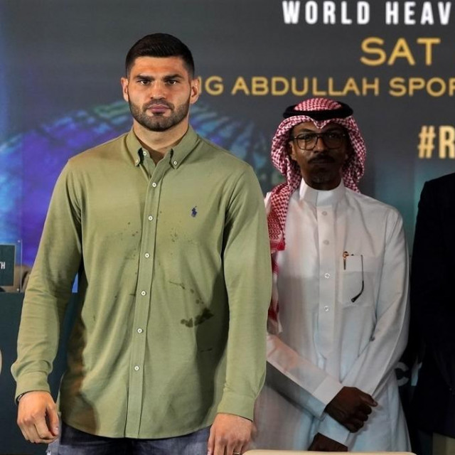 Filip Hrgovic (left), Abdullah Ahmed Eid Al-Harbi (sredina) i Eddie Hearn (desno)
