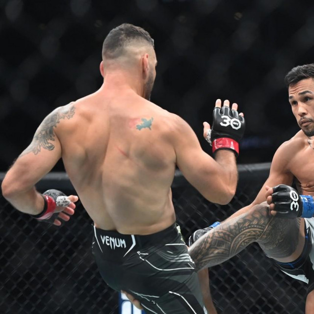 Chris Weidman (lijevo) vs. Brad Tavares (desno)