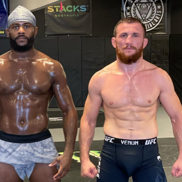 Aljamain Sterling (lijevo) i Merab Dvalishvili (desno)