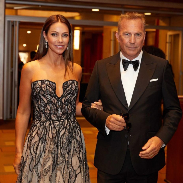 Christine Baumgartner i Kevin Costner 2022. godine