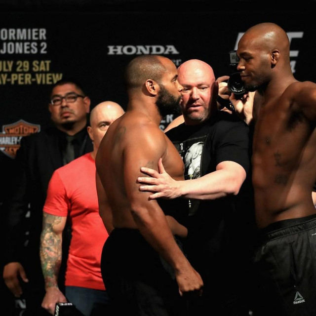 Jon Jones (desno) i Daniel Cormier (lijevo)