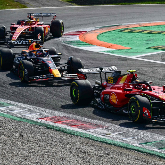 Ferrariji su na startu zatvorili Verstappena u ”sendvič”, ali Sainzovo vodstvo kratko je trajalo