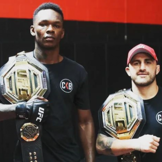 Israel Adesanya (lijevo) i Alex Volkanovski