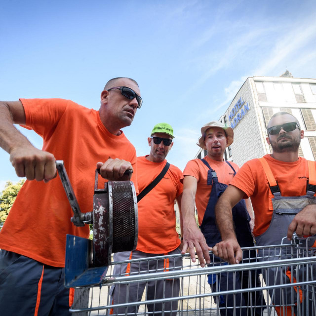 Radnici županijske tvrtke Ceste Šibenik, ispred zgrade Županije