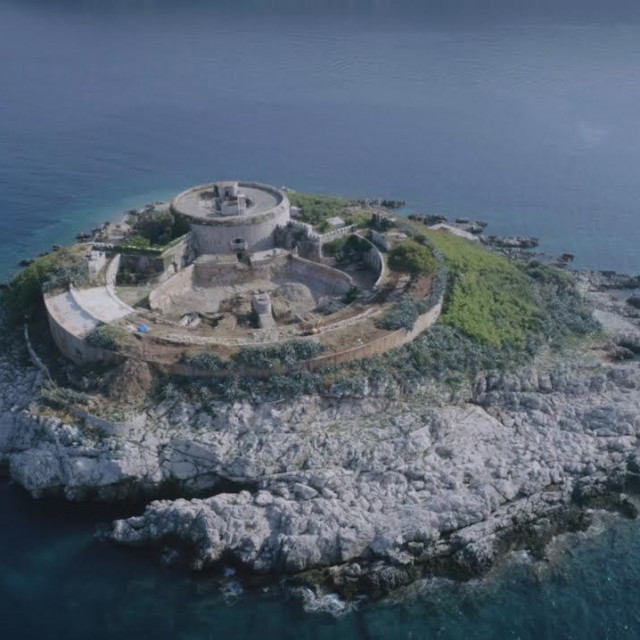 Otok kojim se film bavi zapravo je gola hrid, točno na ulazu u Bokokotorski zaljev. Utvrđivanje je osmislio i sproveo tadašnji guverner Dalmacije Lazar Mamula. Srbin iz Hrvatske