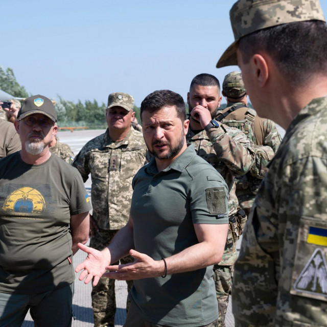 Volodimir Zelenski i Oleksij Reznikov (prvi do Zelenskog lijevo)