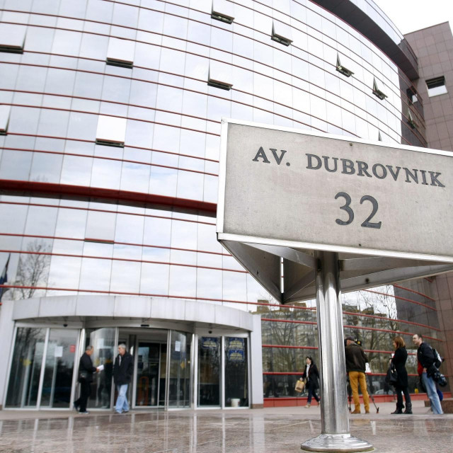 Zagreb, 280214.
Porezna uprava, Dubrovacka avenija 32.
Posljednjeg dana prijave poreza ne smanjuje se guzva u Poreznoj upravi gdje gradjani nervozno cekaju u redu za predaju prijave.
Na fotografiji: procelje Porezne uprave.