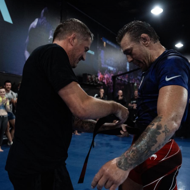 McGregor dobiva crni pojas