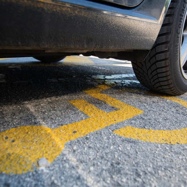 Parking mjesto rezervirano za invalide (ilustracija)