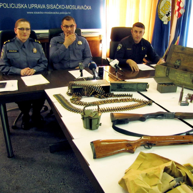 Marijan Detelić (u sredini) tijekom pressice sisačke policije 2019.