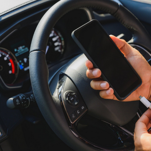 Punjenje mobilnog uređaja u automobilu (ilustracija)