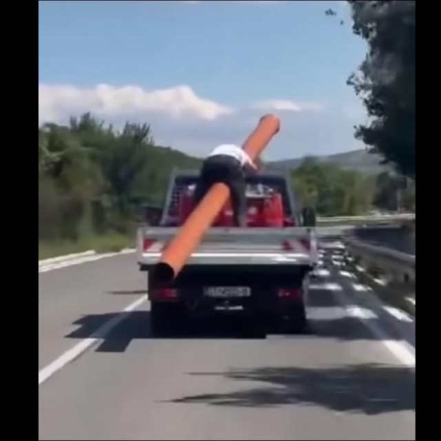 Neobičan prijevoz cijevi
