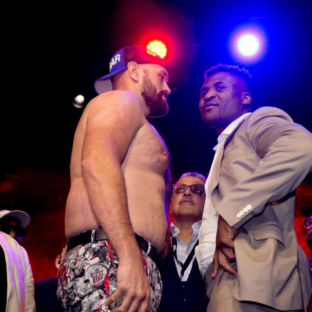 Tyson Fury (lijevo) i Francis Ngannou (desno) tijekom sučeljavanja