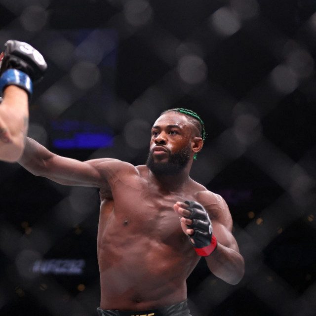 Aljamain Sterling (desno)