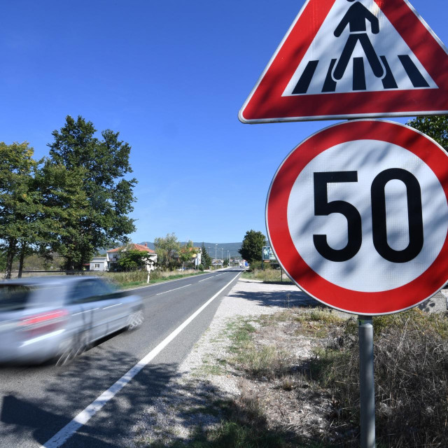 Cesta u Prisoju na ulazu u Dicmo gdje je u prometnoj nesreći poginula 18-godišnja Maja Zorica, te u lipnju dvije sestre