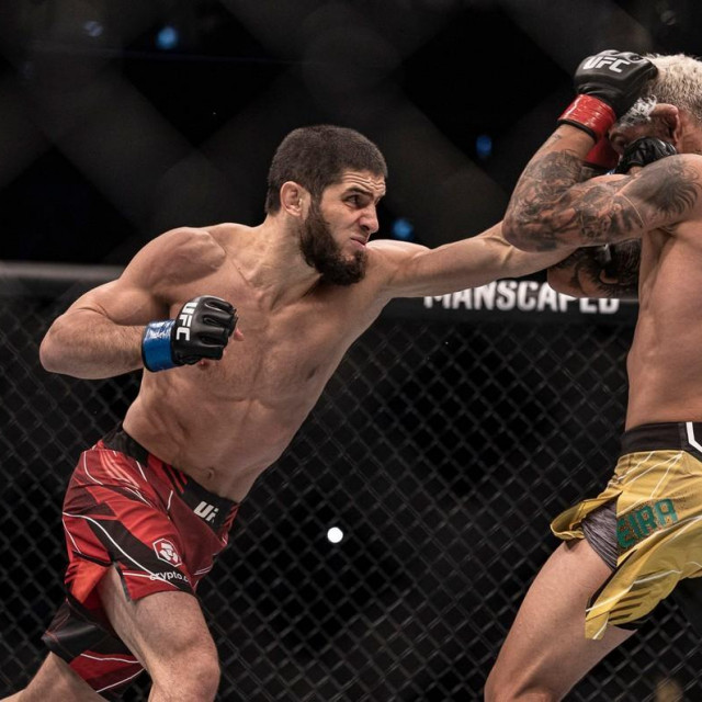 Islam Makhachev (lijevo) i Charles Oliveira (desno)