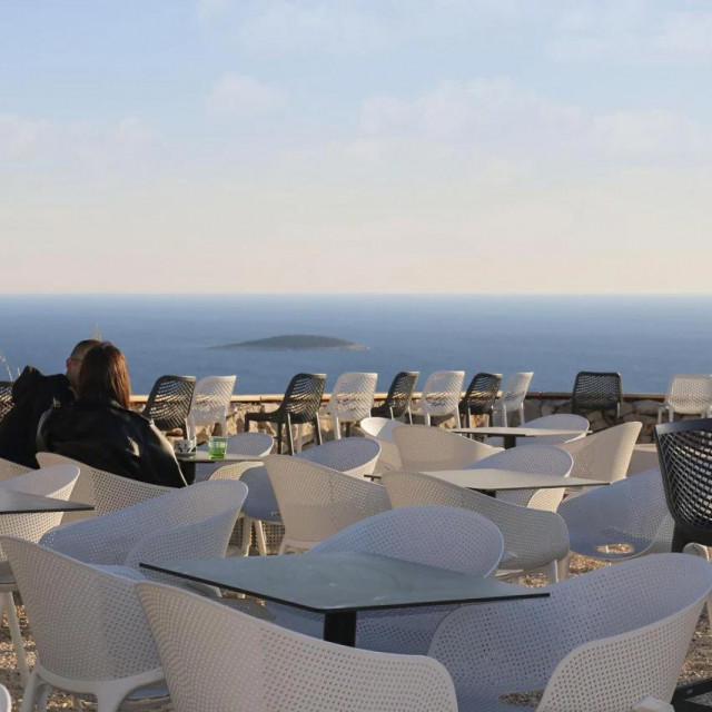 Pogled na kafiće i restorane potvrđuje ‘minus‘ u dolascima i noćenjima gostiju