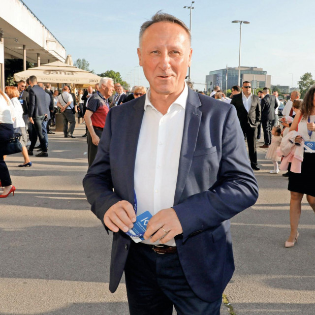 Mnogi su sa zavišću promatrali kako dobre poslove mijenja za bolje i brzinu kojom se penje u javnoj upravi. Prve recke dokopao se brzo nakon učlanjenja, kada je ‘92. postavljen za člana Gradskog odbora HDZ-a u Našicama