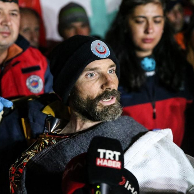 Marka Dickeyja iznose na nosilima