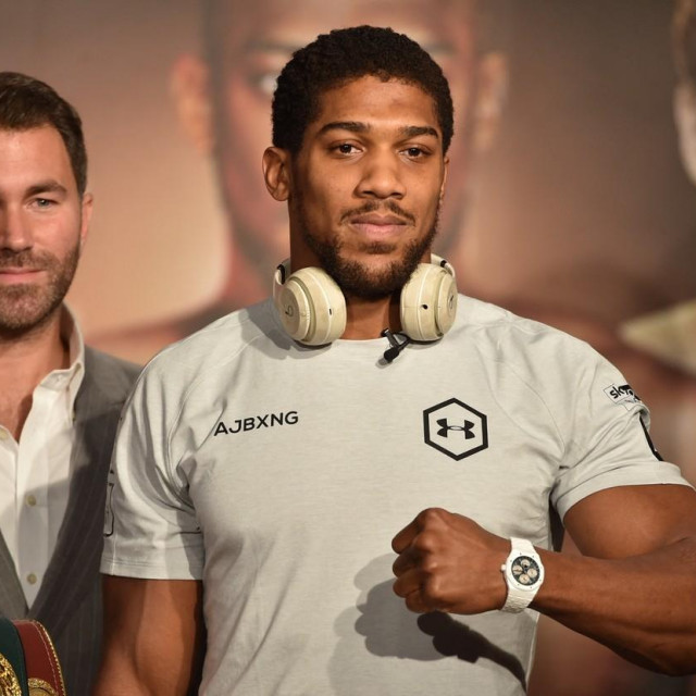 Anthony Joshua (desno) i Eddie Hearn (lijevo)