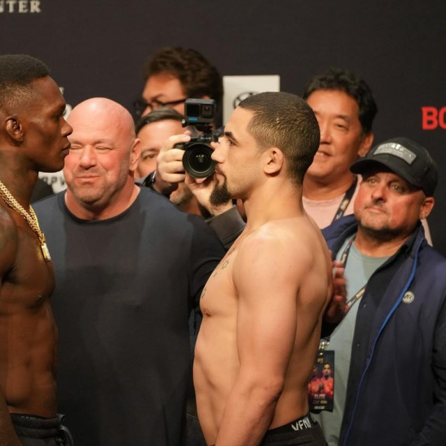 Israel Adesanya (lijevo) i Robert Whittaker (desno)