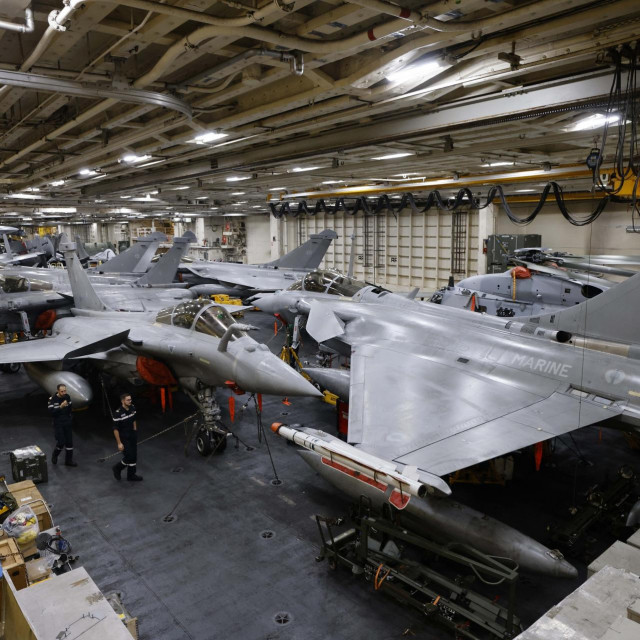 Avioni Rafale unutar francuskog nosača aviona Charles De Gaulle