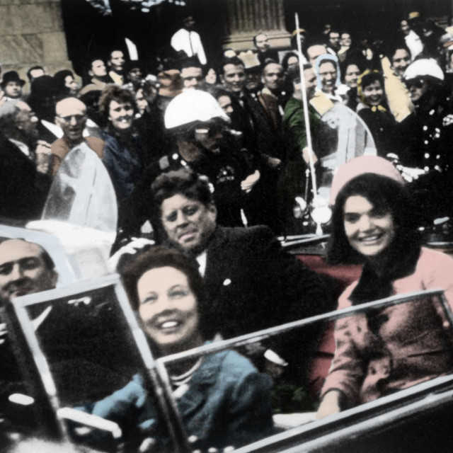 John F. Kennedy i njegova supruga Jacqueline te guverner Teksasa John Connally i njegova supruga Nellie u automobilu neposredno prije atentata