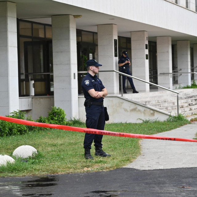 Policijsko osiguranje pred zgradom suda