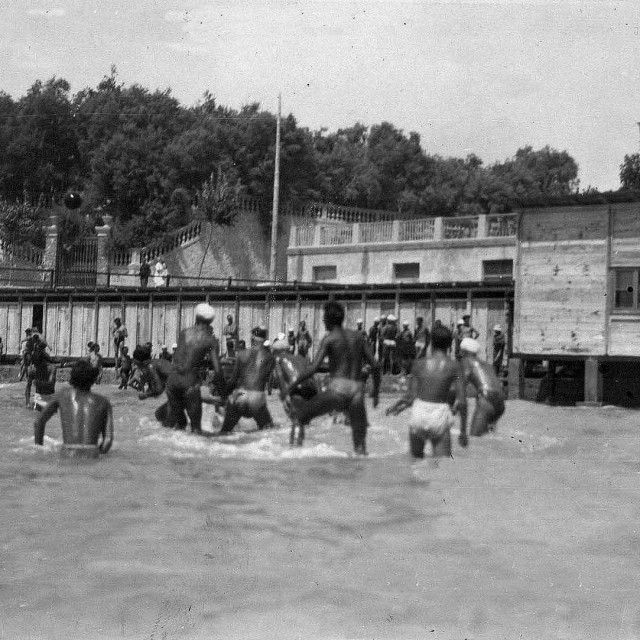 Igra bez fiksnih pravila, bez rezultata i pobjednika, nekompetitivni balet u kojem se igrači ne natječu, nego surađuju i jedan drugom zadaju izazove. Takav, picigin gotovo da je model za neko utopijsko društvo. Koje, nažalost, prestaje čim nogom iskoračite iz plićaka.