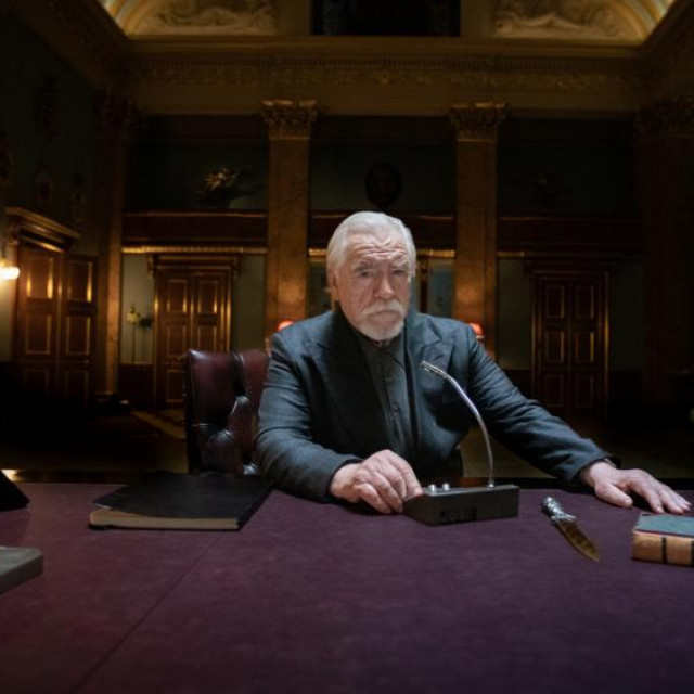 Brian Cox nastupa u ulozi kontrolora