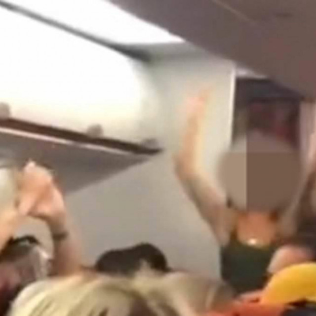 Par uhvaćen tijekom seksa u avionu, kad su izašli iz toaleta, putnici im zapljeskali