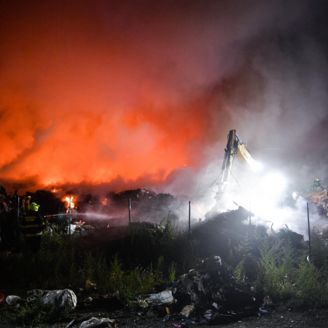 Vatrogasci JVP Rijeka uz pomoć mehanizacije gase požar