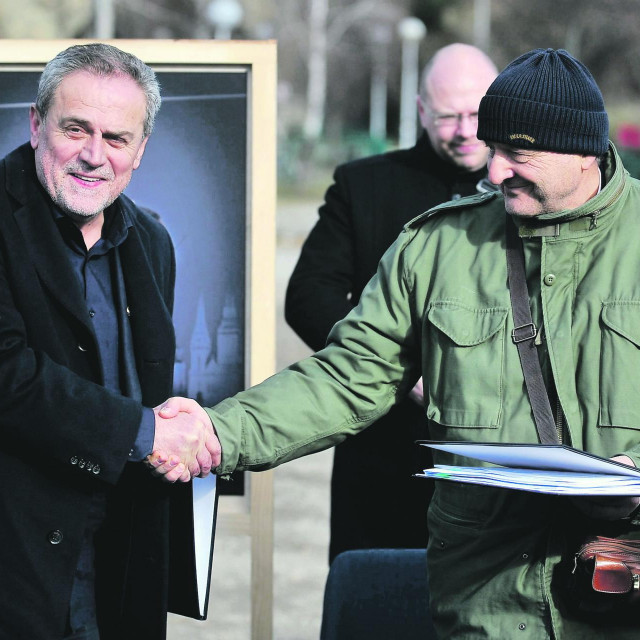 Ranko Predović, direktor GIP Pionira, i Milan Bandić potpisuju ugovor o gradnji žičare 2014.