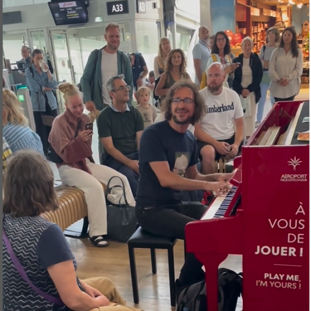 Putnici pjevaju u zračnoj luci u Nici