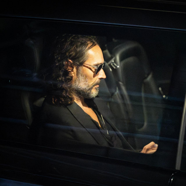 Russell Brand na odlasku s nastupa u Wembleyu