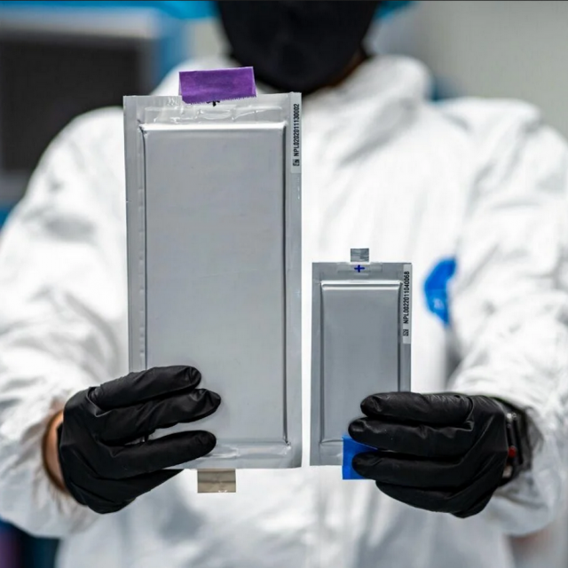 Litij-ionska i solid-state baterija (ilustracija)