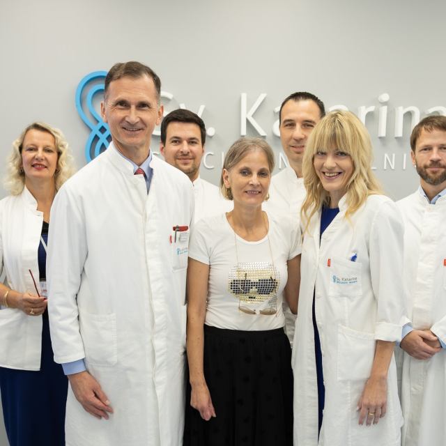 Doc.dr. Ivana Erceg Ivkošić, Prof.dr. Dragan Primorac, Dr. Stefan Dimov, pacijentica, gđa Marijana Čulin, Doc.dr. Tomislav Pavlović, Dr. Ana Dimova, Doc.dr. Tomislav Bokun