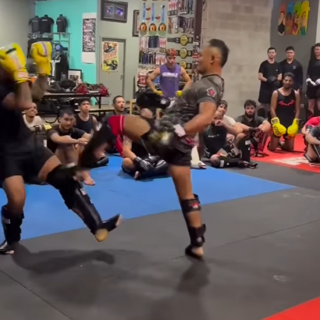 Saenchai (desno)