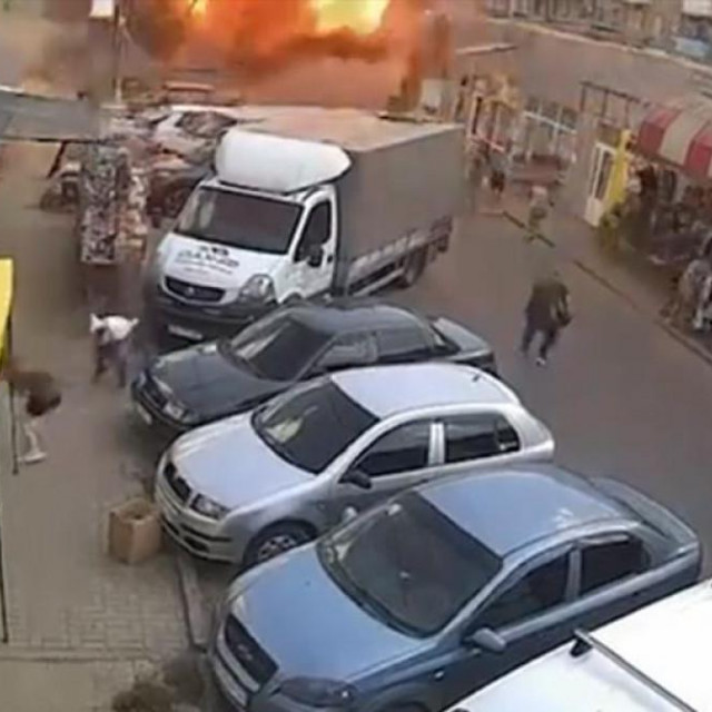 Trenutak udara projektila na tržnicu