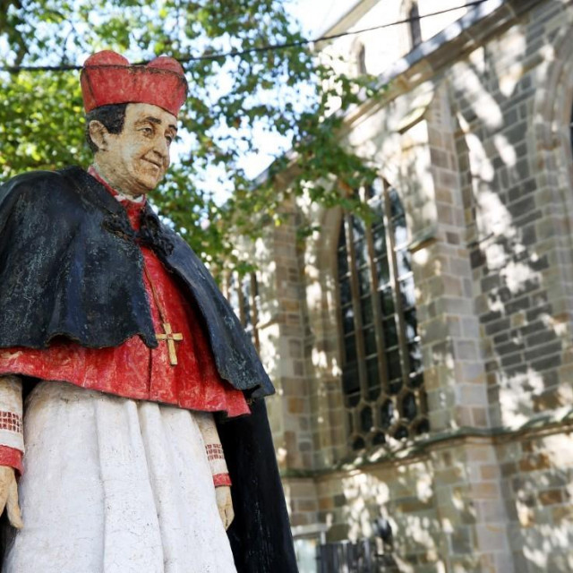 Statua Franza Hengsbacha ispred katedrale u Essenu