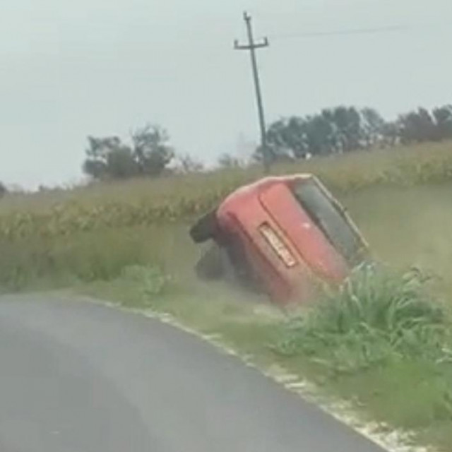 Automobil u trenutku slijetanje s ceste u kanal