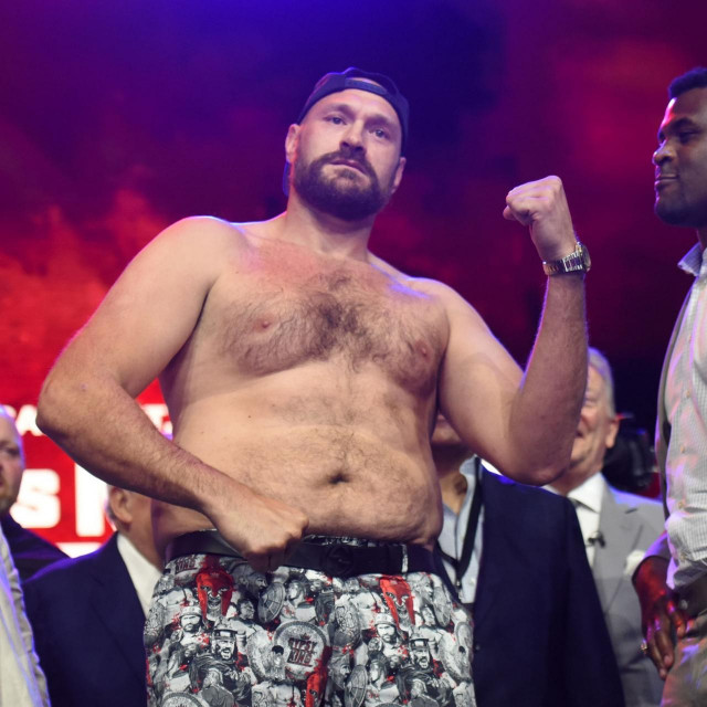 Tyson fury (lijevo) i Francis Ngannou (desno)